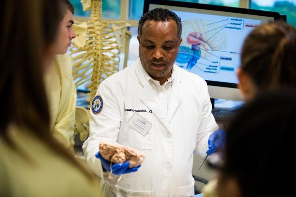 A 教员s hosts an anatomy session for students.